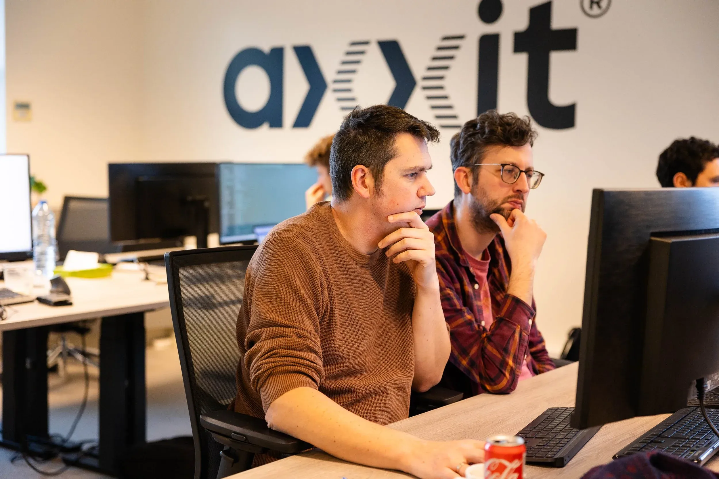 Het team van Axxit aan het werk op kantoor in Antwerpen